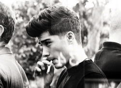 hotsouls:  Zayn Malik is a sexy smoker 