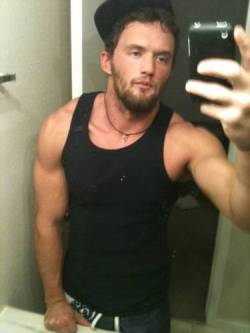 fyeahshirtlessmen:  I Would like to meet this guy drunk/angry/horny