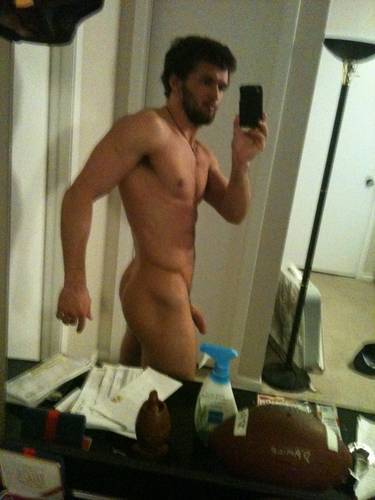 fyeahshirtlessmen:  I Would like to meet this guy drunk/angry/horny in a dark alley… 