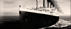 pesadelos-em-noites-frias:  Você pula, eu pulo, lembra ? —Titanic
