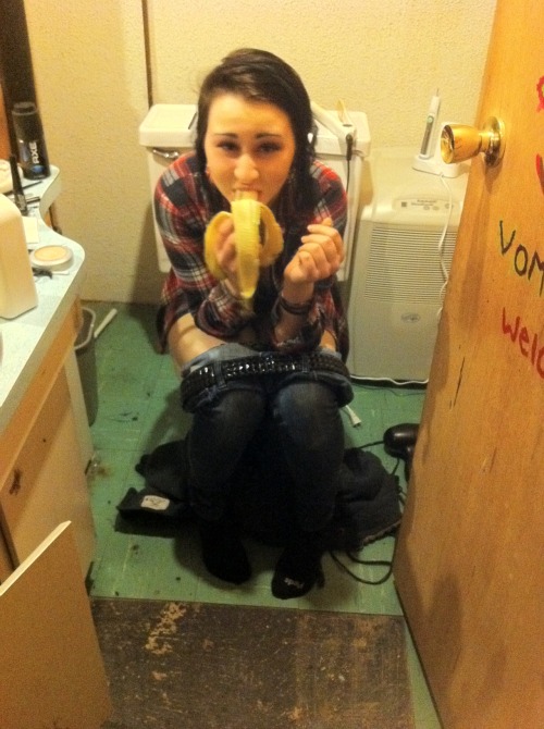 sm0kingmethwithcats:  pooping and eating at the same time  very interesting ;)