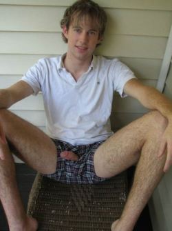 collegecock:  gr8 hairy legs 