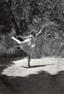 kylarose:  A young Myrna Loy dancing, c. 1920s Scanned from: Myrna