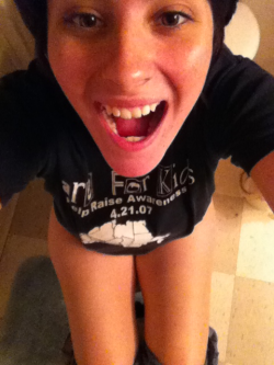 imonthetoilet:  Kayla poppinâ€™  damm hot