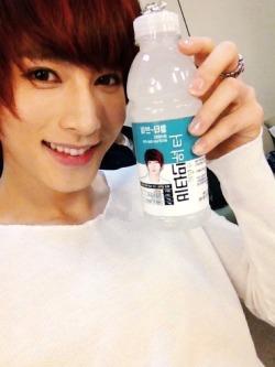 liezelsegovia:  Kiseop I Want That Milk Youre Holding >.<