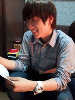 OHMYGOD DUCKY WAE. U LOOK SO. MATURE?!?! That Smile. That shirt.