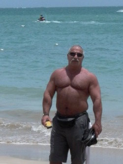 dilftruckers:  daddy at the beach  Spec-ta-cu-lar!
