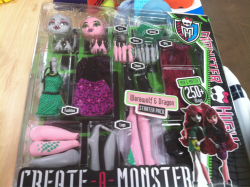 cklikestogame:  beagleaegis:  im buyin this i want the skeleton one tho  Monster High creators, you are geniuses :T  Give. Me.