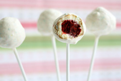 boohoolindalieu:  thecakebar:  red velvet cheesecake pops tutorial!