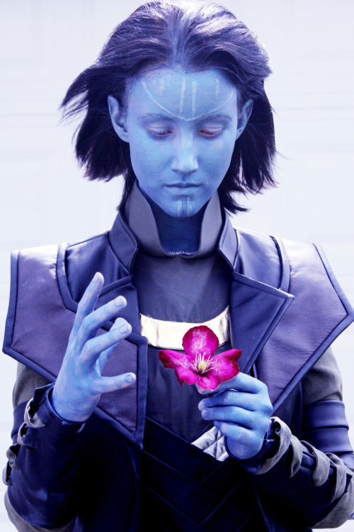 silencingthedrums:  goddamnitreddas:  nightmareloki:  somelikeitblue:  Even as a Jotun, you must take time to play… Jotun Loki!  Everyone’s favorite.  ^_^  Again — I’m painted blue using Mehron professional body paint and have red sclera contact