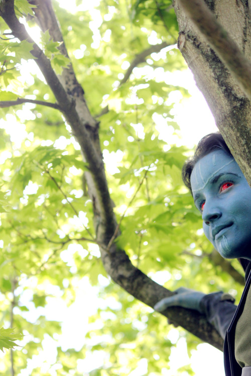 silencingthedrums:  goddamnitreddas:  nightmareloki:  somelikeitblue:  Even as a Jotun, you must take time to play… Jotun Loki!  Everyone’s favorite.  ^_^  Again — I’m painted blue using Mehron professional body paint and have red sclera contact