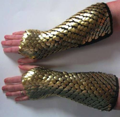 zwarteveder:  gillyhoo:  keepingitconceptual:  medievalpunks:  Dragonscale Gloves    NEED  please please please please  aawww yeah, this is the shit I’m moving up to once I get better with Ring maille >:3