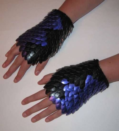 zwarteveder:  gillyhoo:  keepingitconceptual:  medievalpunks:  Dragonscale Gloves    NEED  please please please please  aawww yeah, this is the shit I’m moving up to once I get better with Ring maille >:3