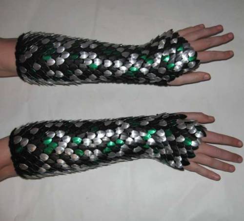 zwarteveder:  gillyhoo:  keepingitconceptual:  medievalpunks:  Dragonscale Gloves    NEED  please please please please  aawww yeah, this is the shit I’m moving up to once I get better with Ring maille >:3