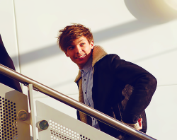 guydirectioners:  Louis leaving for a boat ride. 