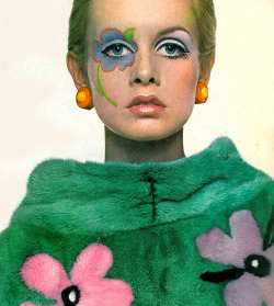 theyroaredvintage: Twiggy’s 1967 Vogue cover. 