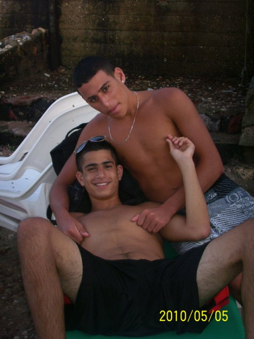 realifedudes:  Israeli nipple-play!