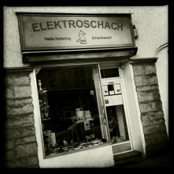 helldorado-berlin:  Elektro Schach on Flickr. 