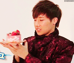 kyungies-love:  papurain:   How to pose with a cake.  And then