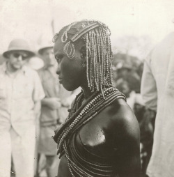 vintageblackbeauty:  Danseuse de la région de Mobaye (Oubangui)