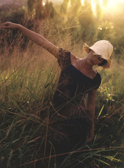 girlsingreenfields: The Bare Necessities. Laetitia Casta photographed