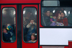 fotojournalismus:Refugees flee fighting, Kosovo, 1999. You can