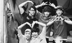 lol  CNU : heart couple sign?..alright i guess…..ok