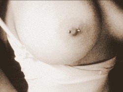 yoursexypiercings:  she sexy and she know it http://circusrunningcirclesinmymind.tumblr.com/