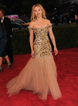 suicideblonde:  Scarlett Johansson at the 2012 Met Costume Gala,