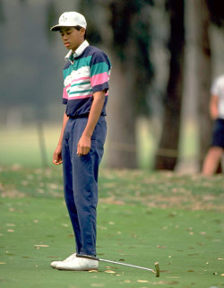 gearpatrol:  Tiger Woods, 15, drops his club in anger after missing