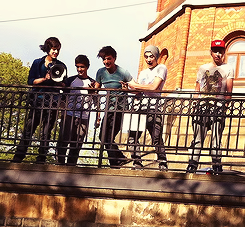 guydirectioners:  More group shots of the boys from the balcony.