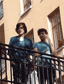 lourrygayness:  louis’ gay wrist follows him everywhere 