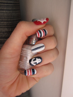 nailpornography:  lovely nautical nails :) 