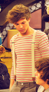  Louis Tomlinson’s stripes appreciation post 