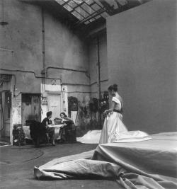 theniftyfifties:  Models in photographer Henry Clarke’s studio,