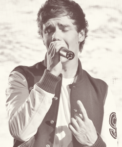 one-direction-world:  you can tell he’s singing a high note