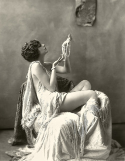 unbuckledgaloshes:  Billie Dove (May 14, 1903 – December 31,