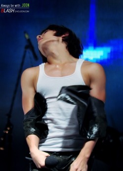 THAT NECK AND THOSE ARMS YOU GUISE…. MY god Joonie. 