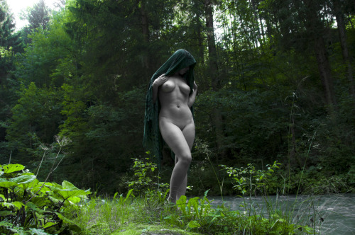 voluptuous-lolita:  tree3art I adore his art  Wonderful nudity.