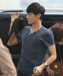 pervingonkpop:  SERIOUSLY HIS MUSCLES SERIOUSLY. MY FACE:  -Admin