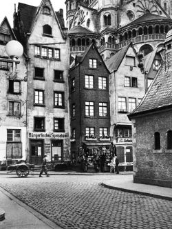 onlyoldphotography:  Alfred Eisenstaedt: Old Town, Cologne, Germany,
