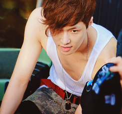 kris-wu-blog:  Yixing’s chest appreciation (c) 