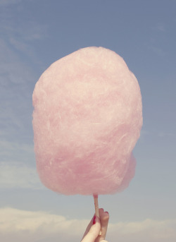 starshowers:  Cotton candy is so magical