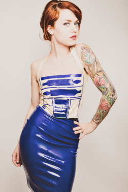 vanguard1219:  n0h3llb3l0wus:  femaleboner:   R2D2 Latex dress