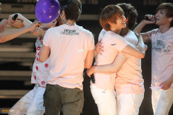 shiny-seoul:  TWO OF MY BIASES HUGGING ITS SO CUTEEEE 