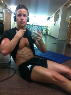 Working out hard like his hypno mp3s tell him to. hellyeahsexyandfun: