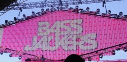 hongkong-garden:  ohhbbyx3:  BASS JACKERS @ EDCNY<3  can’t