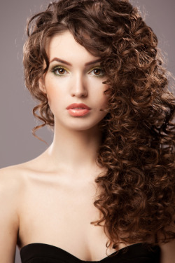 marishairandnails:   Long to mid-length hair styles and body waves that enhance your face  