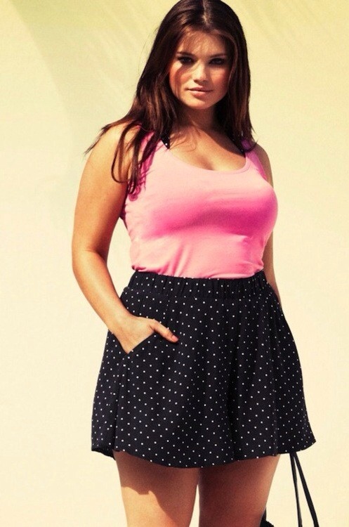 Pretty polkadot. [follow for LOADS more from her] - Certified #KillerKurves 