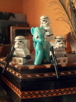 Awww yea, I finally got my own Lyra. Empire loves her.